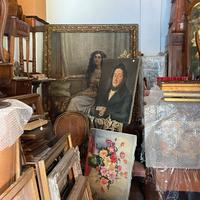 Garage pieno di oggetti d’antiquariato
