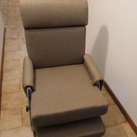 Poltrona con braccioli e poggiapiedi