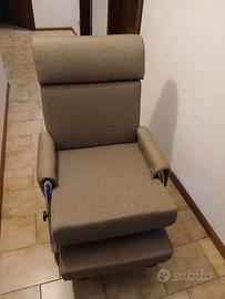 Poltrona con braccioli e poggiapiedi