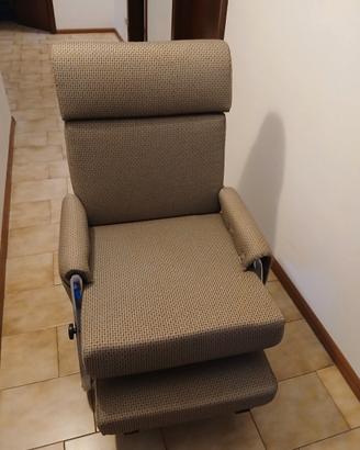 Poltrona con braccioli e poggiapiedi