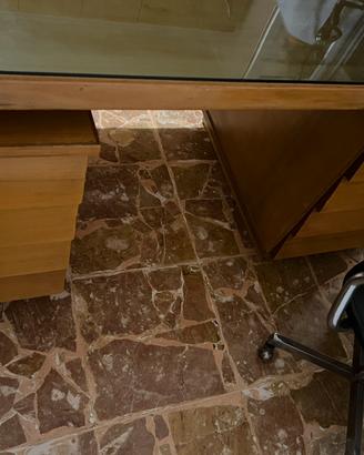 Scrivania in legno.