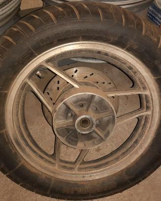 Cerchio Suzuki con pneumatico Michelin 130-90/17