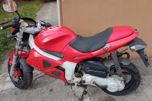 Scooter Gilera DNA 50 GP rosso e nero