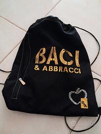 zainetto  baci e abbracci 