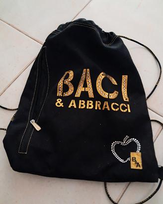 zainetto  baci e abbracci 