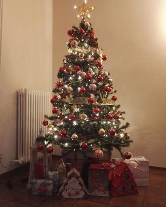Albero di Natale con palline e stella