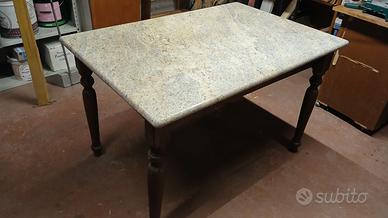 Tavolo classico in legno con piano in granito