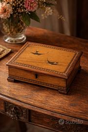 Antica scatola di Sorrento con rondini portagioie