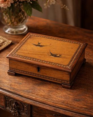 Antica scatola di Sorrento con rondini portagioie