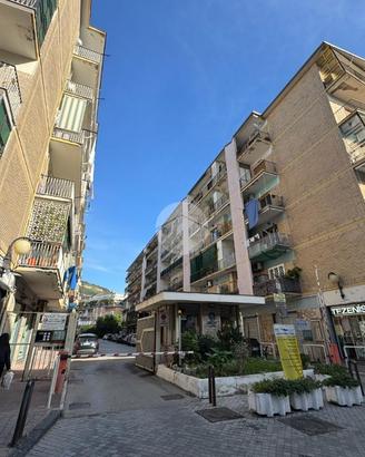 2 LOCALI A NAPOLI