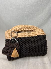 Borsa a mano marrone con charm abbinato uncinetto