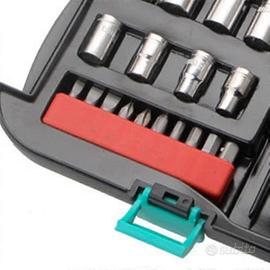 Kit di utensili  torcia elettrica e cassetta 22