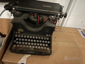 Macchina da scrivere olivetti