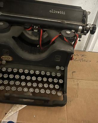 Macchina da scrivere olivetti