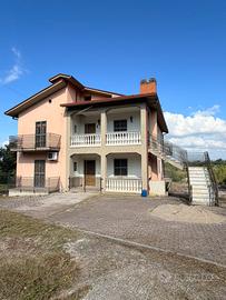 Villetta bifamilare con 2 appartamenti