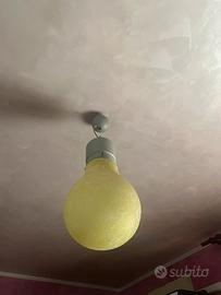Lampadario a sospenzione a forma di lampadina verd