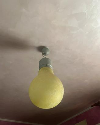 Lampadario a sospenzione a forma di lampadina verd