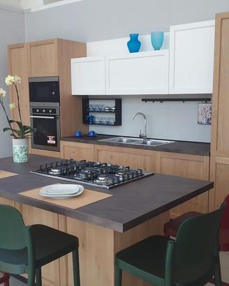 cucina in legno con telaio