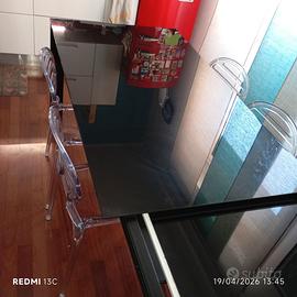 Tavolo rett allungabile con sedie trasparenti