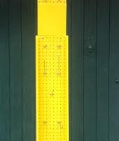 Espositore forato in metallo giallo cm 38x38x256cm