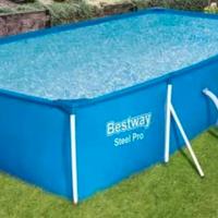 piscina con accessori 