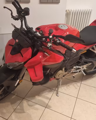 Ducati Streetfighter V4 aprile 2026