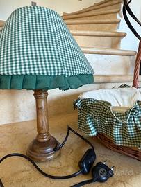 Lampada e cestino in vimini