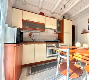 Cucina piu vetrinetta