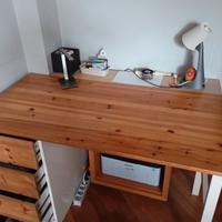 scrivania in legno con cassettiera