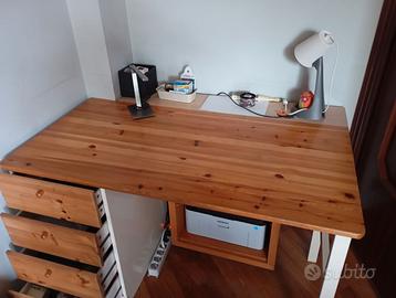 scrivania in legno con cassettiera
