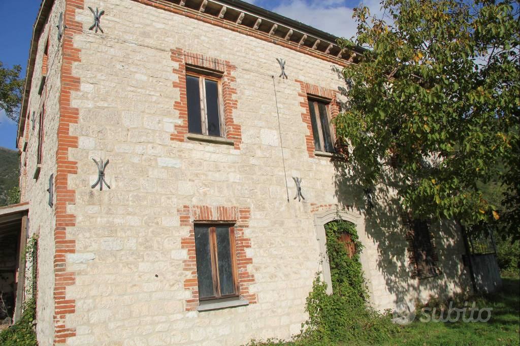 Rustico / Casale di 300 m² con più di 5 locali e b - Vista 2