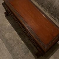 Tavolino basso vintage in legno intagliato