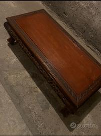 Tavolino basso vintage in legno intagliato