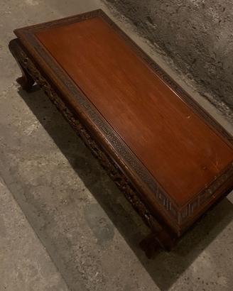 Tavolino basso vintage in legno intagliato