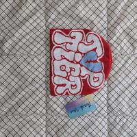 Berretto azzurro rosso "TOP TIER" cuore rotto Y2K