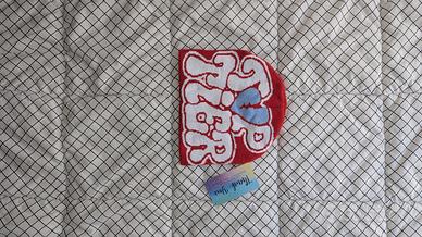 Berretto azzurro rosso "TOP TIER" cuore rotto Y2K