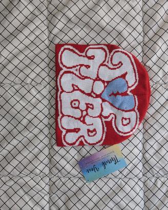 Berretto azzurro rosso "TOP TIER" cuore rotto Y2K