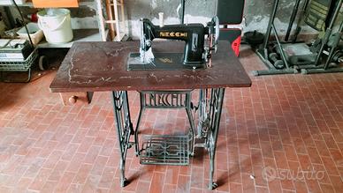 Macchina da cucire a pedale Necchi