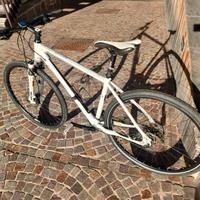 Mountain-bike marca Cube taglia 50