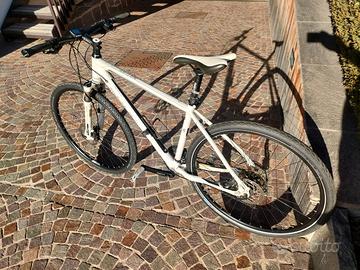 Mountain-bike marca Cube taglia 50