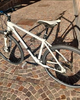 Mountain-bike marca Cube taglia 50