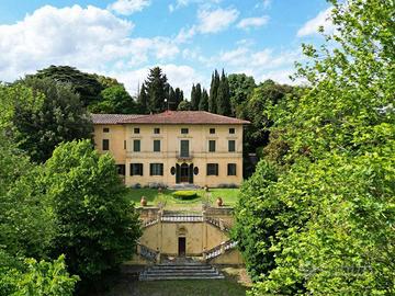 Villa di 804 m² con box auto a Siena