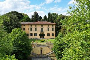 Villa di 804 m² con box auto a Siena