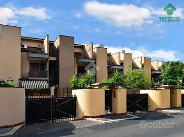 VILLA A SCHIERA A ROMA