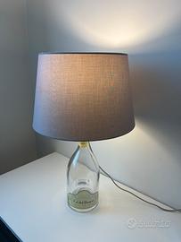 Lampada da tavolo con base bottiglia
