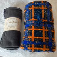 Set di due coperte plaid per letto singolo.