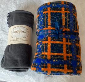 Set di due coperte plaid per letto singolo.