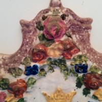 Targa devozionale in terracotta policroma maiolica