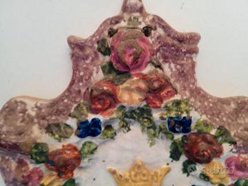 Targa devozionale in terracotta policroma maiolica