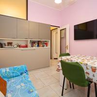 letto a 2 piazze , sedie in legno e letto/ armadio